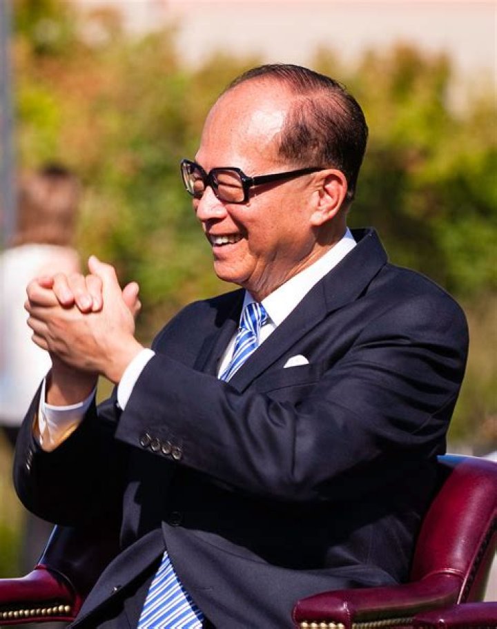 Li Ka Shing presents himself in a charitable conference.